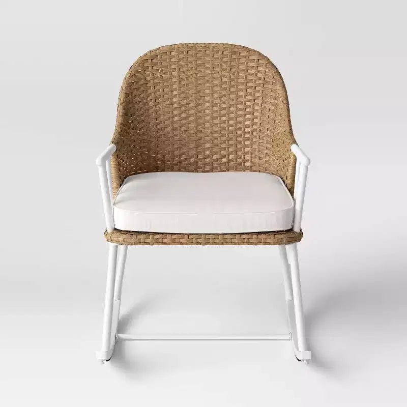 Sedia a dondolo per esterni in acciaio e vimini Windsor, resistente alla ruggine, bianca - Threshold™ disegnata con Studio McGee