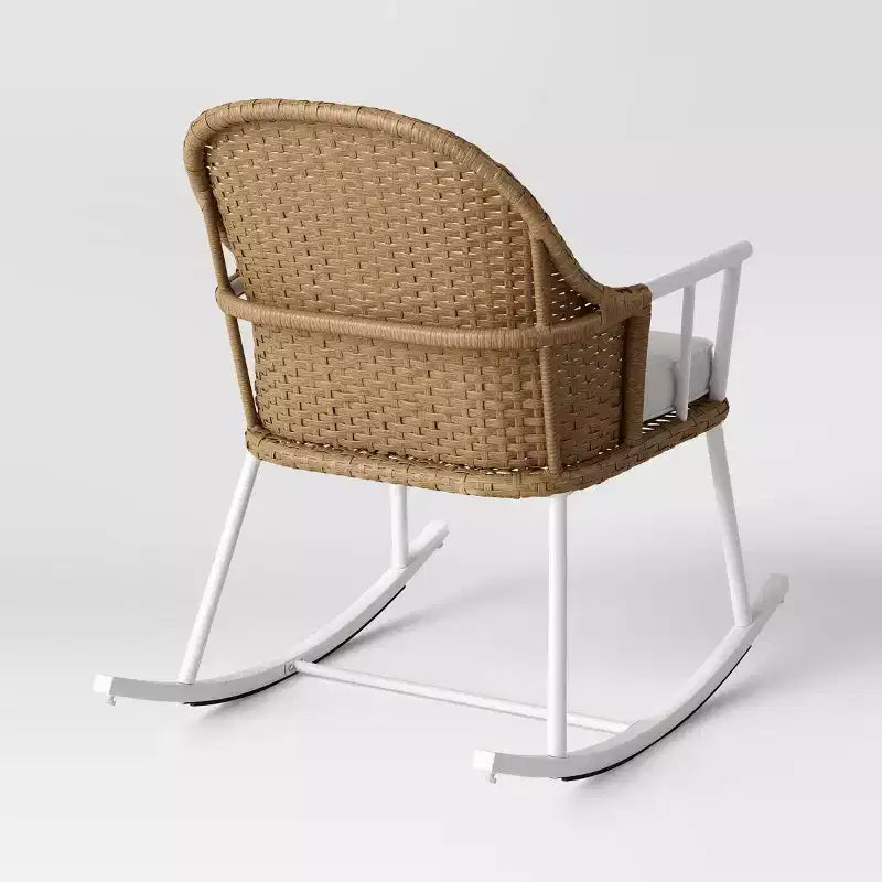 Sedia a dondolo per esterni in acciaio e vimini Windsor, resistente alla ruggine, bianca - Threshold™ disegnata con Studio McGee