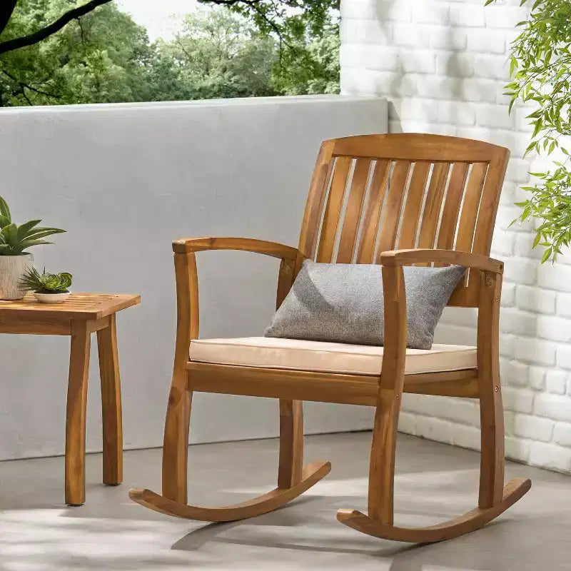 Sedia a dondolo Selma Acacia con cuscino: resistente alle intemperie, movimento delicato - Christopher Knight Home
