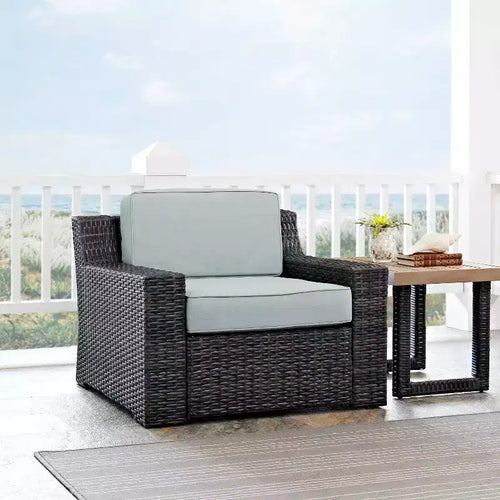 Sedia da braccio da esterno in acciaio Beaufort, grigio nebbia/marrone - Crosley: Vimini in resina intrecciata, telaio verniciato a polvere, resistente ai raggi UV e alle intemperie