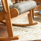 Sedia a dondolo da esterno Sonoma Lane Burke in teak con seduta imbottita in tessuto