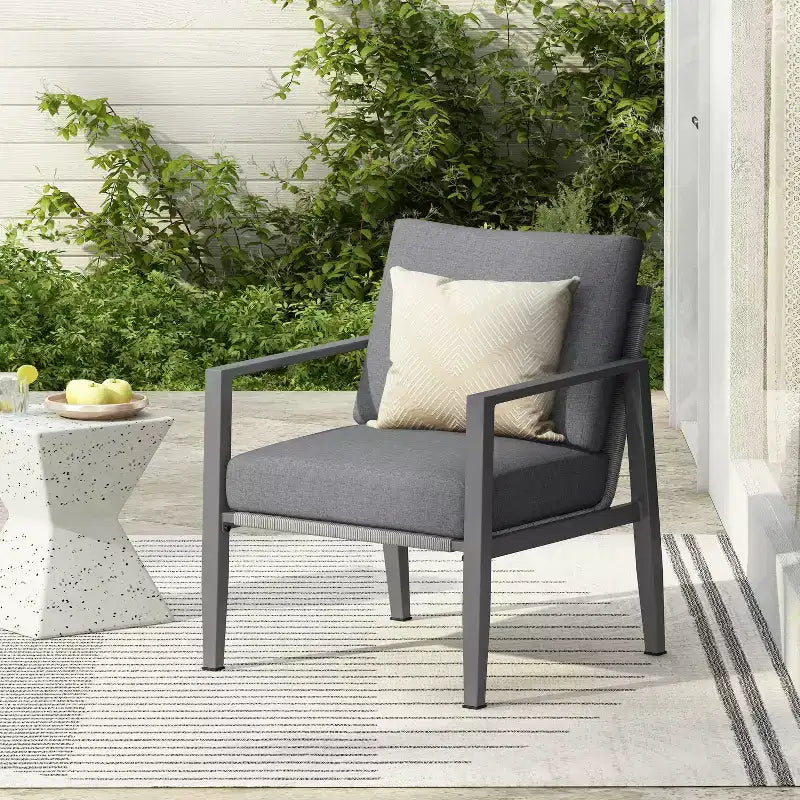 Poltrona da salotto 26W da esterno con comodi cuscini e design elegante a corda intrecciata, alluminio, grigio/argento e bianco-ModernLuxe