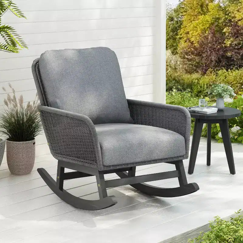 Elegante sedia a dondolo in vimini con cuscini, dondolo in legno con braccioli in rattan, perfetta per uso interno ed esterno - ModernLuxe