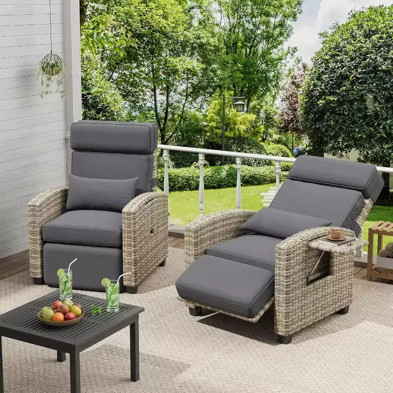 Sedia a sdraio da esterno con schienale e poggiapiedi regolabili, reclinabile in rattan per patio reclinabile a 150° con pompa ad aria+tavolino ribaltabile+cuscino rimovibile