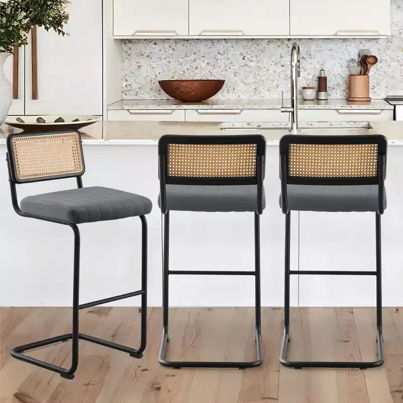 Bekrvio Sgabelli da Bar Girevoli 30 Pollici, Set da 2/3/4 con Schienale in Rattan, Rivestimento in Velluto e Struttura in Metallo Nero, Sgabello da Cucina Moderno di Metà Secolo per Isola e Pub