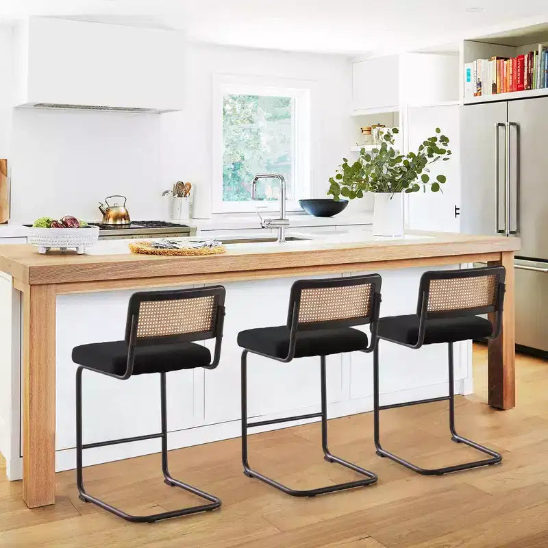 Bekrvio Sgabelli da Bar Girevoli 30 Pollici, Set da 2/3/4 con Schienale in Rattan, Rivestimento in Velluto e Struttura in Metallo Nero, Sgabello da Cucina Moderno di Metà Secolo per Isola e Pub