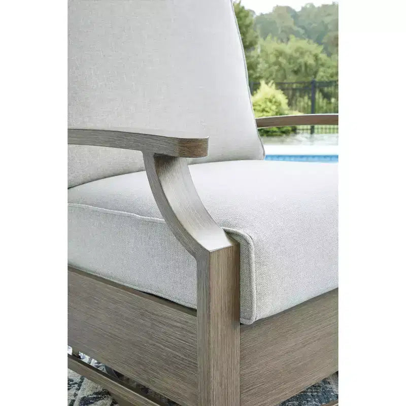 Signature Design by Ashley Rainier Ranch - Poltrona Girevole da Esterno con Cuscini in Schiuma per Tutte le Stagioni, Beige (1 Sedia)