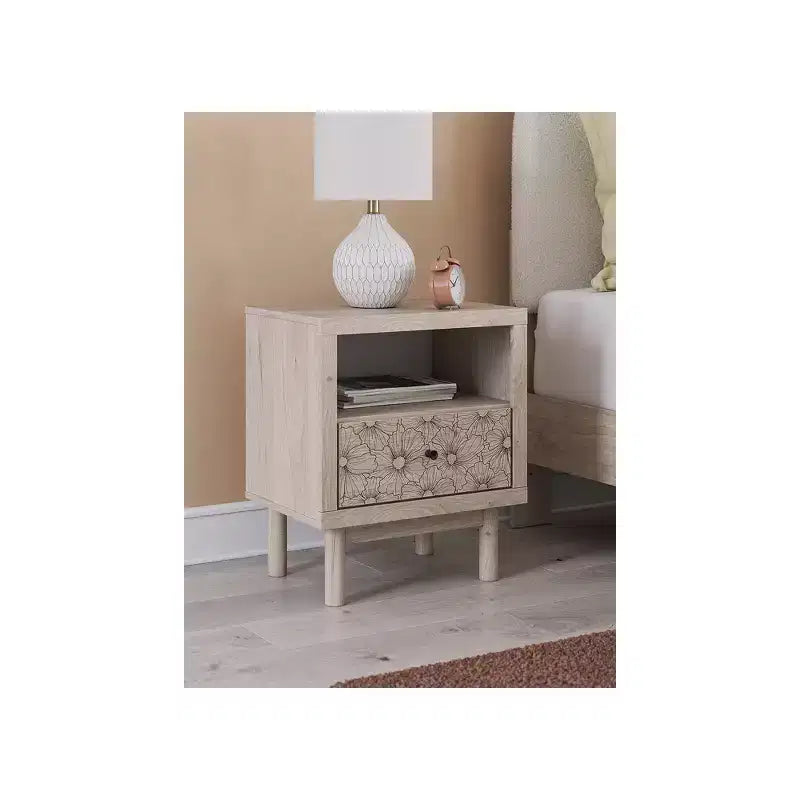 Comodino Signature Design by Ashley Birkmore con un cassetto e porta di ricarica USB, finitura rovere chiaro, cassetto con accento floreale, marrone chiaro