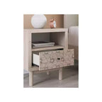 Comodino Signature Design by Ashley Birkmore con un cassetto e porta di ricarica USB, finitura rovere chiaro, cassetto con accento floreale, marrone chiaro