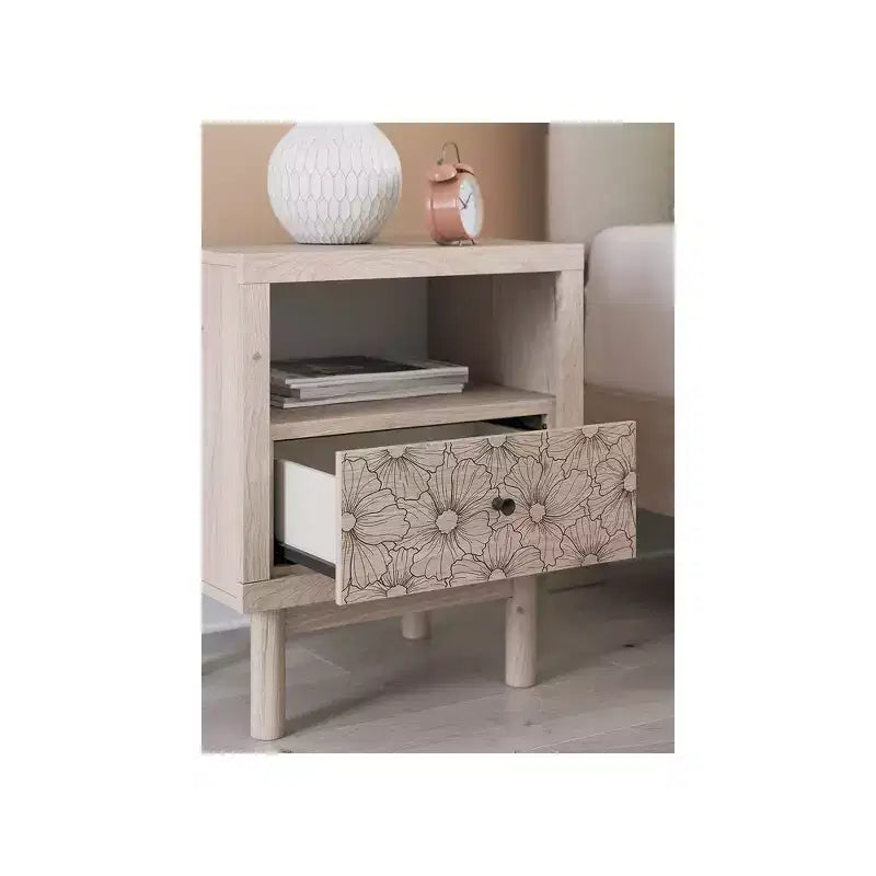 Comodino Signature Design by Ashley Birkmore con un cassetto e porta di ricarica USB, finitura rovere chiaro, cassetto con accento floreale, marrone chiaro