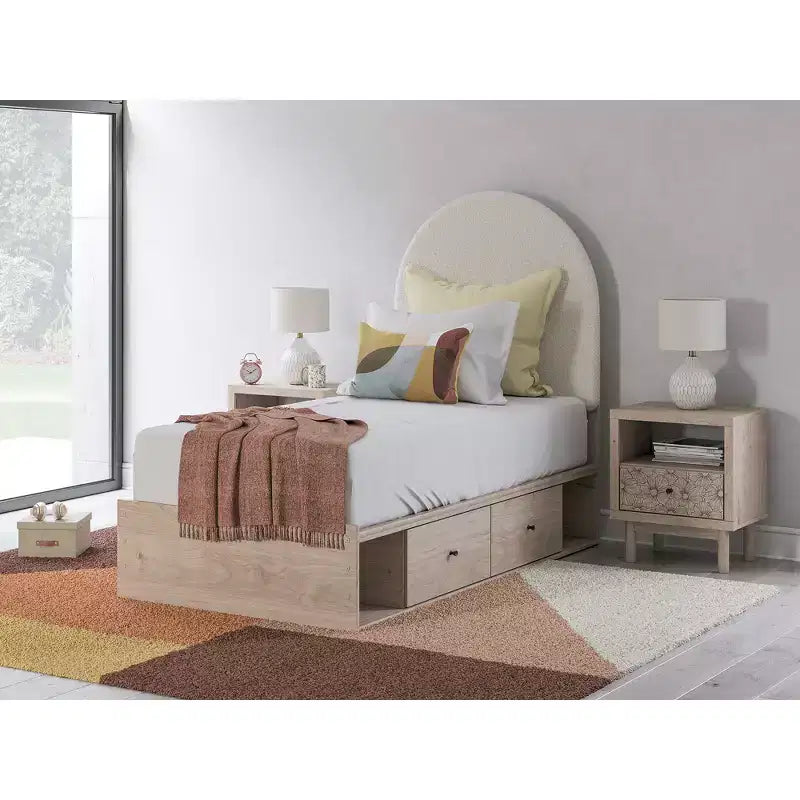Comodino Signature Design by Ashley Birkmore con un cassetto e porta di ricarica USB, finitura rovere chiaro, cassetto con accento floreale, marrone chiaro