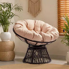 Poltrona girevole Karl Home in vimini marrone con cuscino beige