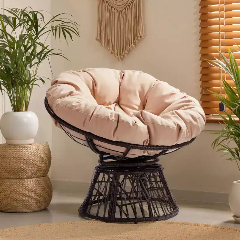 Poltrona girevole Karl Home in vimini marrone con cuscino beige