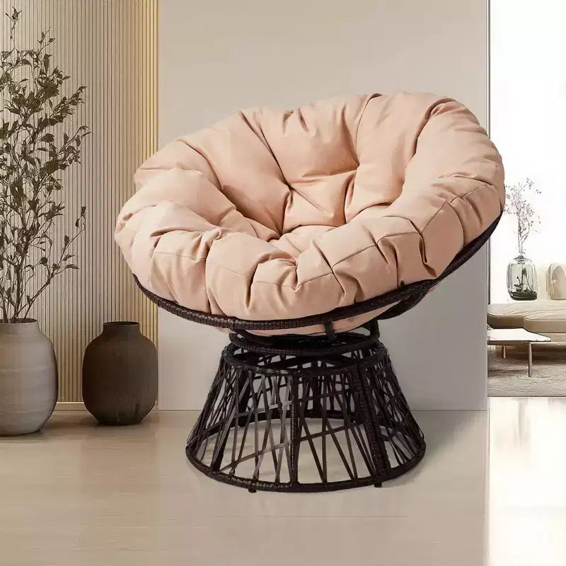 Poltrona girevole Karl Home in vimini marrone con cuscino beige