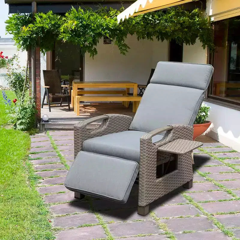 Sedia reclinabile da patio Okak 90-150 con poggiapiedi regolabile e struttura in rattan, sedia da salotto per esterni con tavolino, 158 kg max
