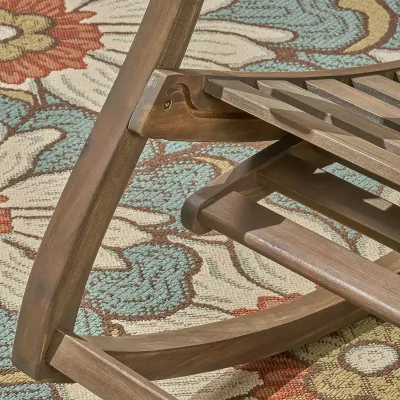 Okak Sedia reclinabile elegante Boho Sedia a dondolo in acacia con poggiapiedi retrattile per giardino, portico e cortile, sedia per il tempo libero all'aperto