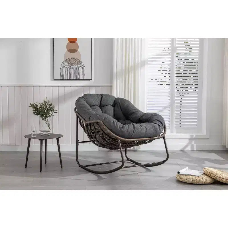 Poltrona a dondolo Okak oversize da esterno in rattan con cuscino in cotone rimovibile, poltrona reclinabile da patio per veranda, giardino