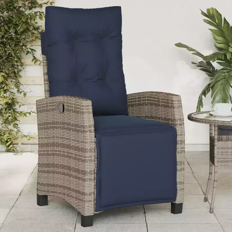 vidaXL Sedia Reclinabile da Giardino con Poggiapiedi - Polirattan Grigio e Cuscino Blu Scuro, Resistente alle Intemperie, Schienale Regolabile per Uso Esterno/Giardino/Terrazza