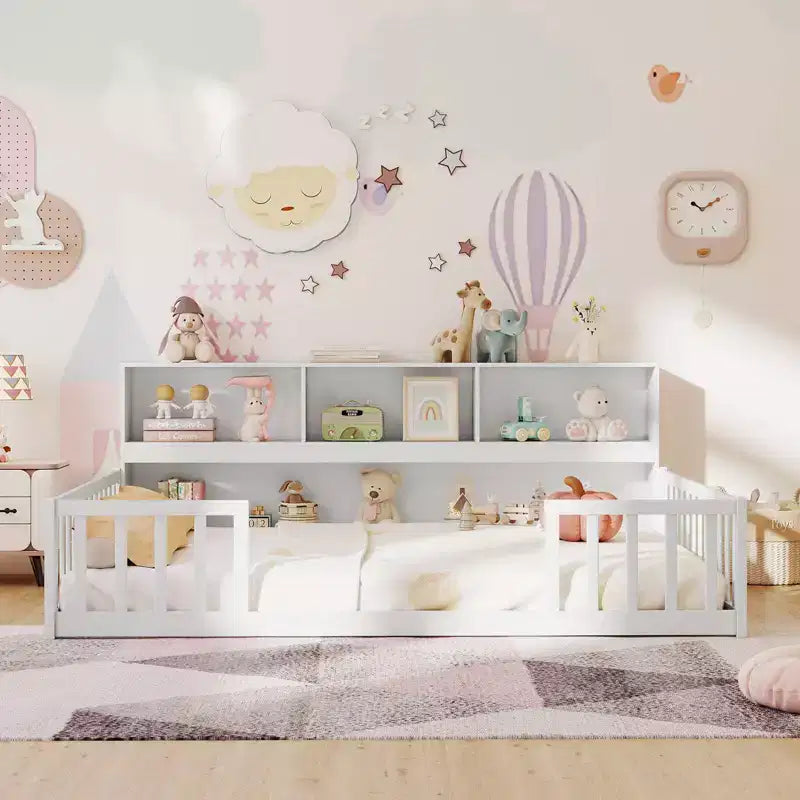 Letto Montessori da pavimento Costway, una piazza e mezza/matrimoniale, con scaffali e libreria integrati, sponde di sicurezza, bianco/grigio