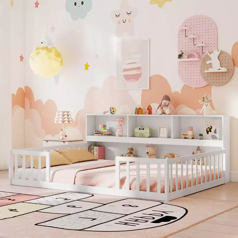 Letto Montessori da pavimento Costway, una piazza e mezza/matrimoniale, con scaffali e libreria integrati, sponde di sicurezza, bianco/grigio