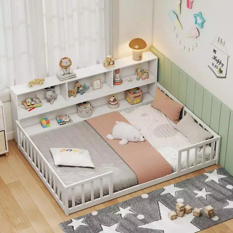Letto Montessori da pavimento Costway, una piazza e mezza/matrimoniale, con scaffali e libreria integrati, sponde di sicurezza, bianco/grigio