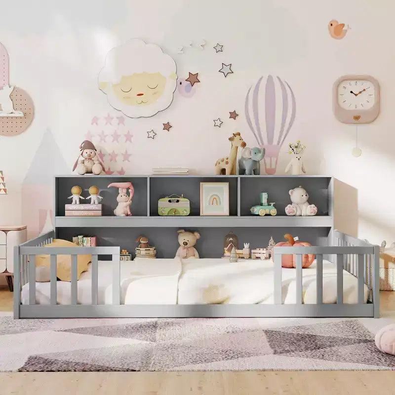Letto Montessori da pavimento Costway, una piazza e mezza/matrimoniale, con scaffali e libreria integrati, sponde di sicurezza, bianco/grigio