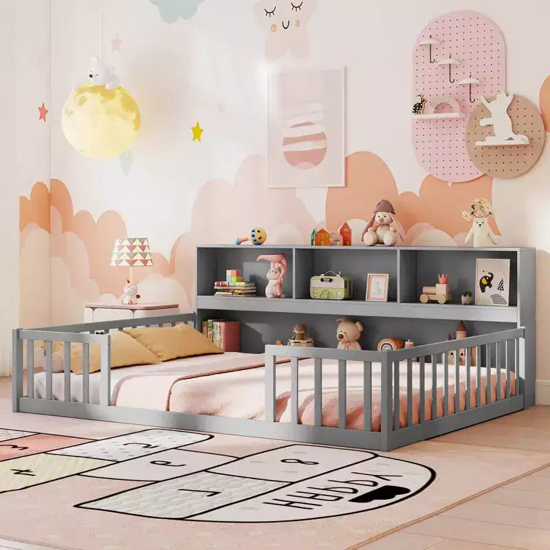 Letto Montessori da pavimento Costway, una piazza e mezza/matrimoniale, con scaffali e libreria integrati, sponde di sicurezza, bianco/grigio