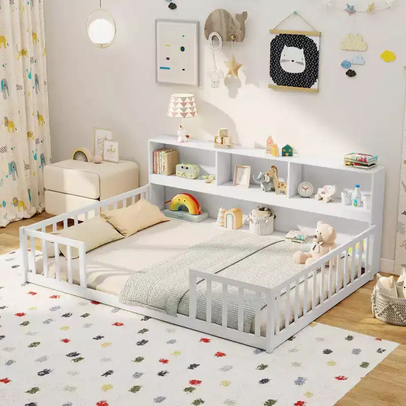 Letto Montessori da pavimento Costway, una piazza e mezza/matrimoniale, con scaffali e libreria integrati, sponde di sicurezza, bianco/grigio