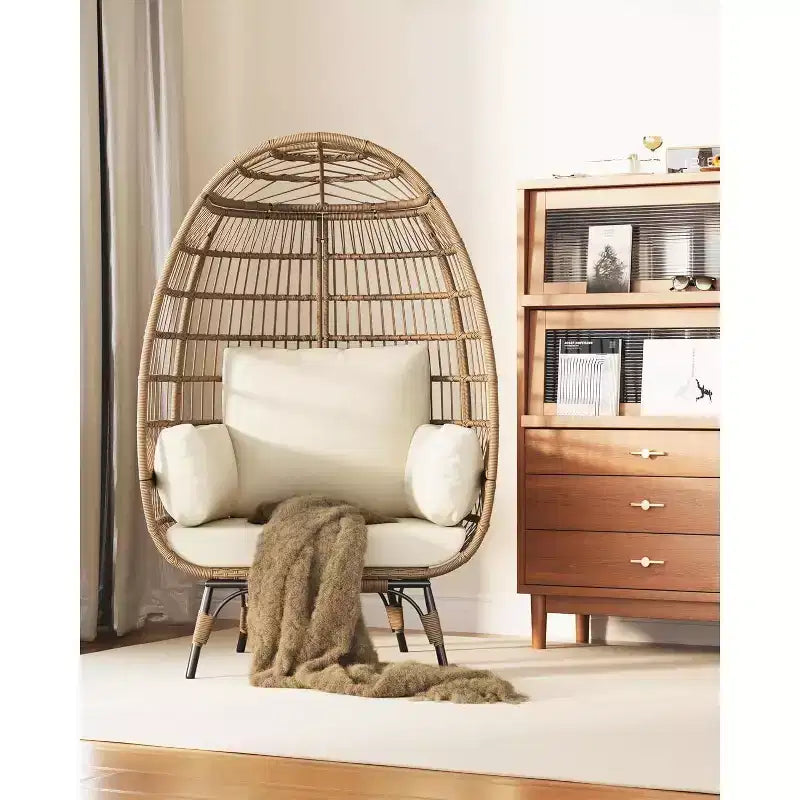 Poltrona a uovo oversize in rattan da esterno con struttura in acciaio e 4 cuscini per patio, portico, cortile, salotti