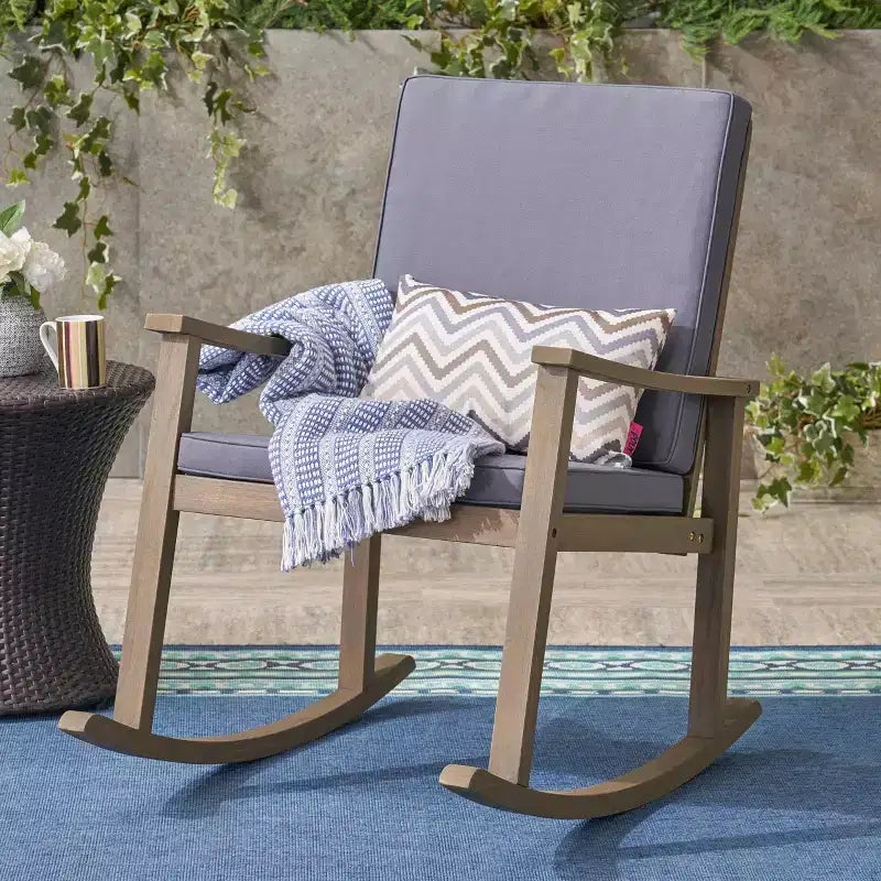 Sedia a Dondolo Moderna da Patio in Legno di Acacia Christopher Knight Home Murad con Cuscini