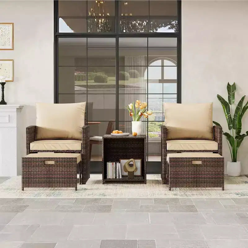 Set da conversazione per patio a 5 pezzi con schienale alto e 2 pouf e tavolo, sedie lounge in rattan PE resistente alle intemperie con morbidi cuscini