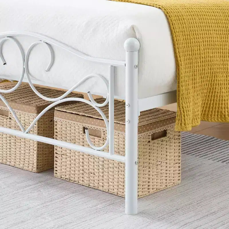 Struttura letto matrimoniale in metallo con testiera, piattaforma resistente, doghe in acciaio per impieghi gravosi, angoli arrotondati, forte capacità di carico, vano portaoggetti sotto il letto, bianco
