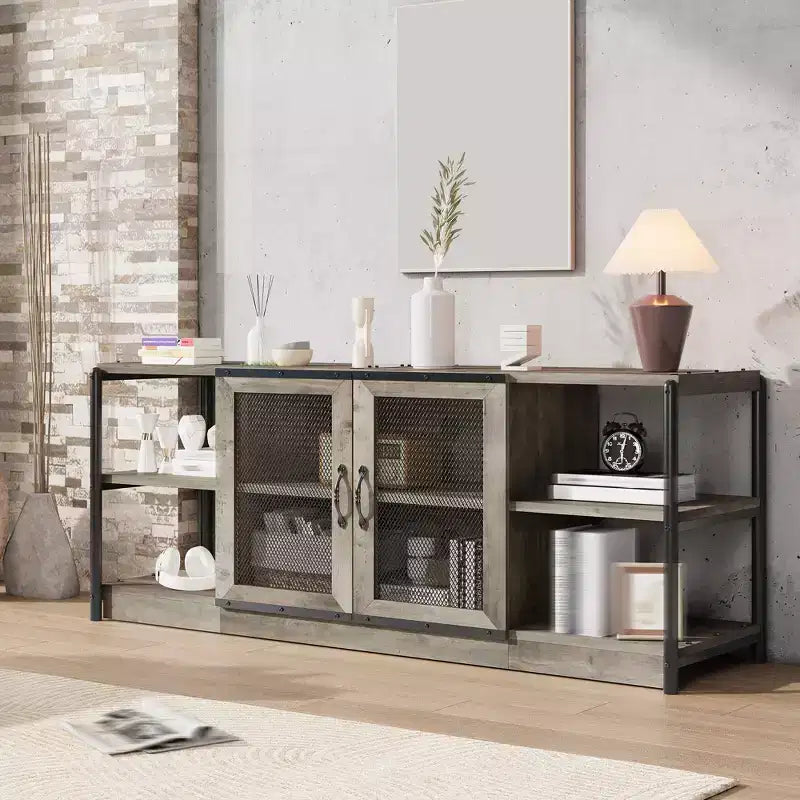 Mobile TV moderno per TV fino a 75 pollici, mobile per intrattenimento con ante in rete e 4 ripiani aperti, tavolo console TV multimediale in legno, grigio da 63 pollici