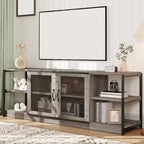 Mobile TV moderno per TV fino a 75 pollici, mobile per intrattenimento con ante in rete e 4 ripiani aperti, tavolo console TV multimediale in legno, grigio da 63 pollici