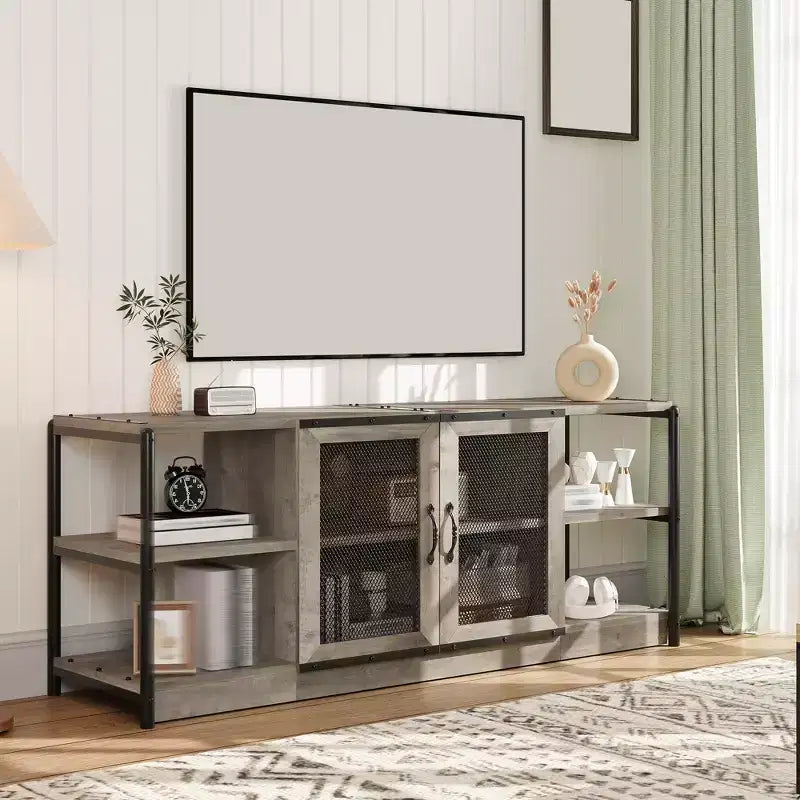 Mobile TV moderno per TV fino a 75 pollici, mobile per intrattenimento con ante in rete e 4 ripiani aperti, tavolo console TV multimediale in legno, grigio da 63 pollici