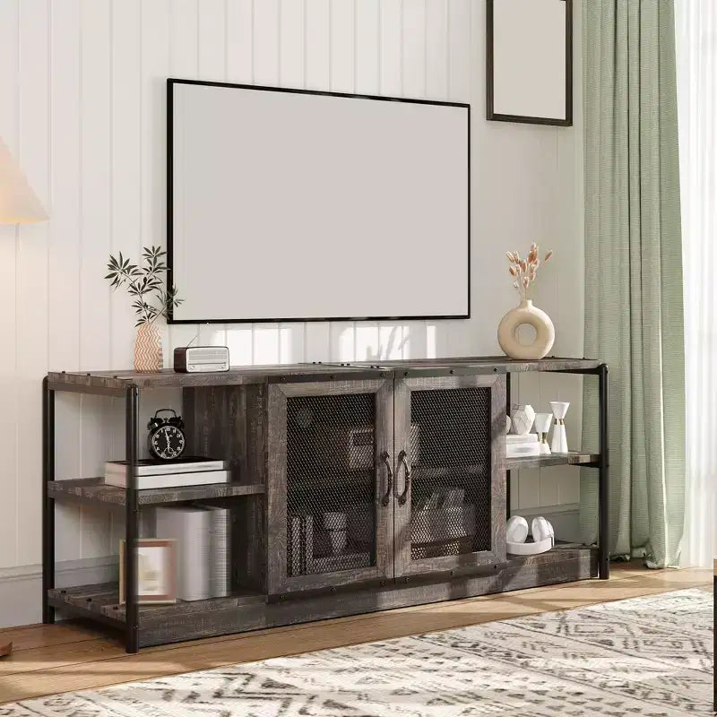 Mobile TV moderno per TV fino a 75 pollici, mobile per intrattenimento con ante in rete e 4 ripiani aperti, tavolo console TV multimediale in legno, grigio da 63 pollici