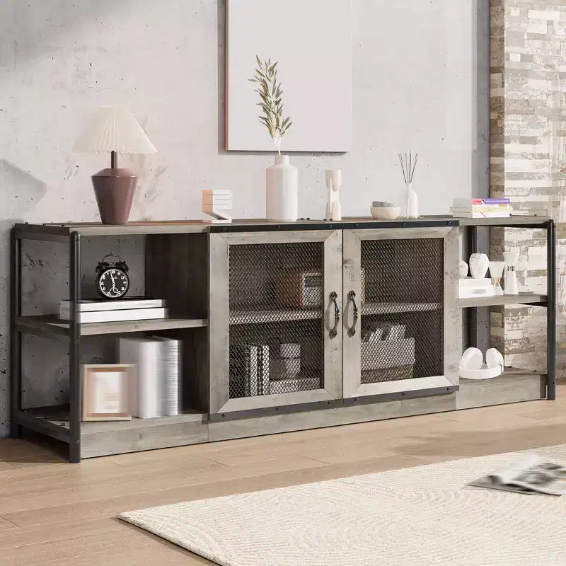 Mobile TV moderno per TV fino a 75 pollici, mobile per intrattenimento con ante in rete e 4 ripiani aperti, tavolo console TV multimediale in legno, grigio da 63 pollici