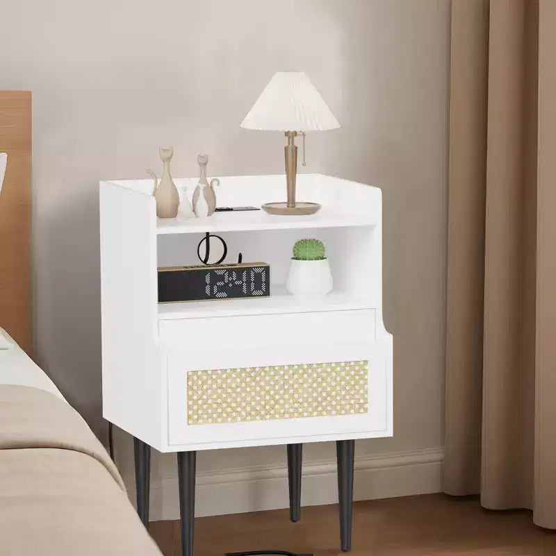 Comodini in Rattan Set da 2, Tavolino da Comodino Bianco, Tavolino da Fattoria con Cassetto e Ripiano Aperto, Tavolino Moderno per Camera da Leto, Soggiorno