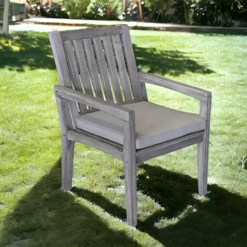 Sedia da pranzo per esterni Courtyard Casual Surf Side con cuscino, in teak e legno color grigio chiaro