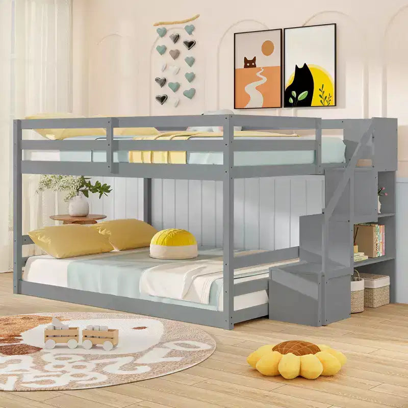 Letto a Castello Basso Costway Full Over Full con Scale Contenitore e Sponde di Sicurezza a Tutta Lunghezza Bianco/Grigio