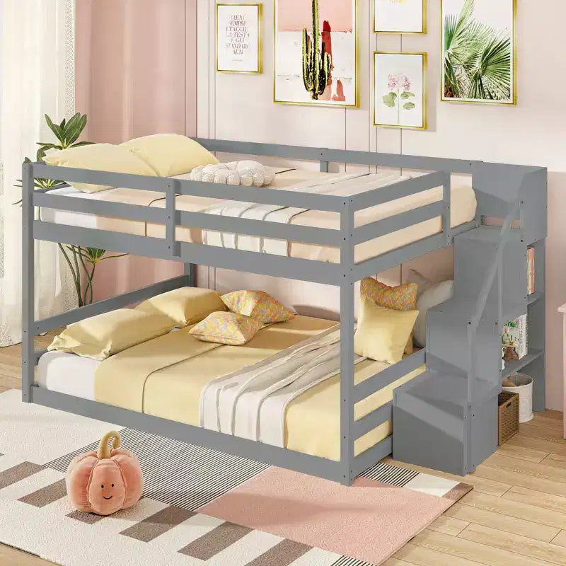 Letto a Castello Basso Costway Full Over Full con Scale Contenitore e Sponde di Sicurezza a Tutta Lunghezza Bianco/Grigio