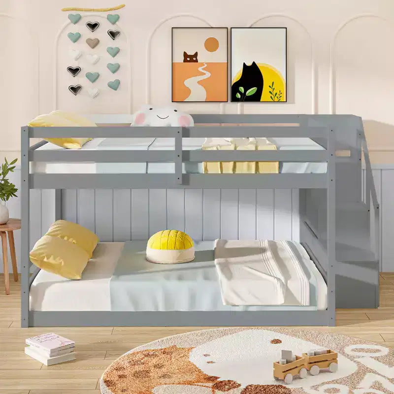 Letto a Castello Basso Costway Full Over Full con Scale Contenitore e Sponde di Sicurezza a Tutta Lunghezza Bianco/Grigio