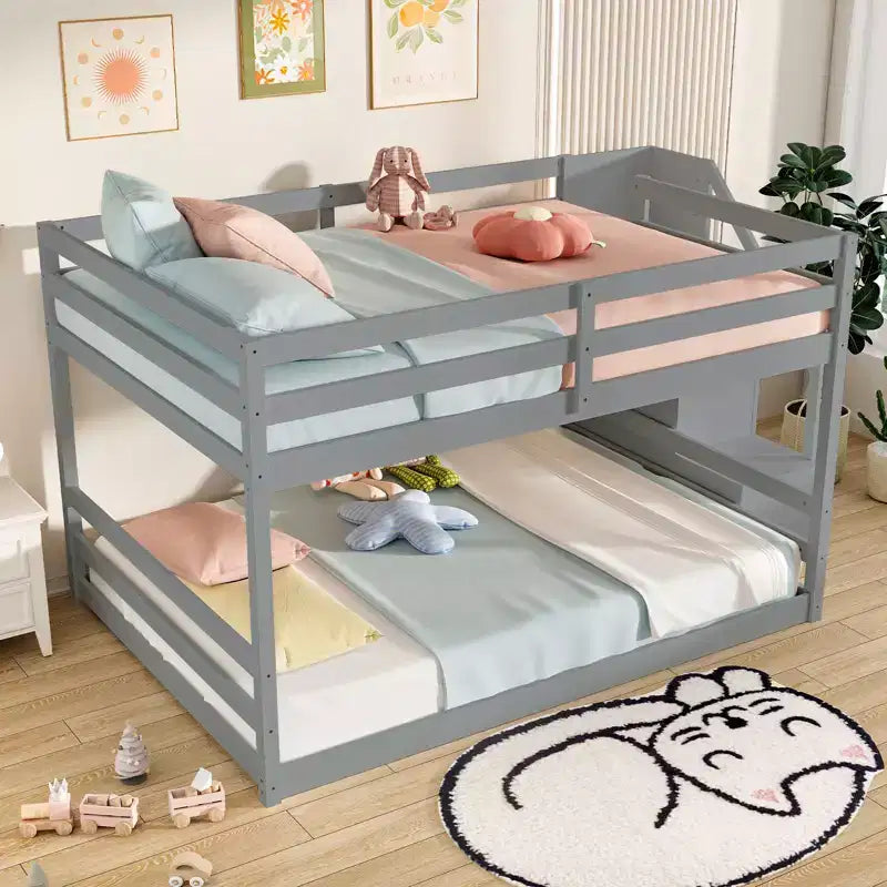 Letto a Castello Basso Costway Full Over Full con Scale Contenitore e Sponde di Sicurezza a Tutta Lunghezza Bianco/Grigio