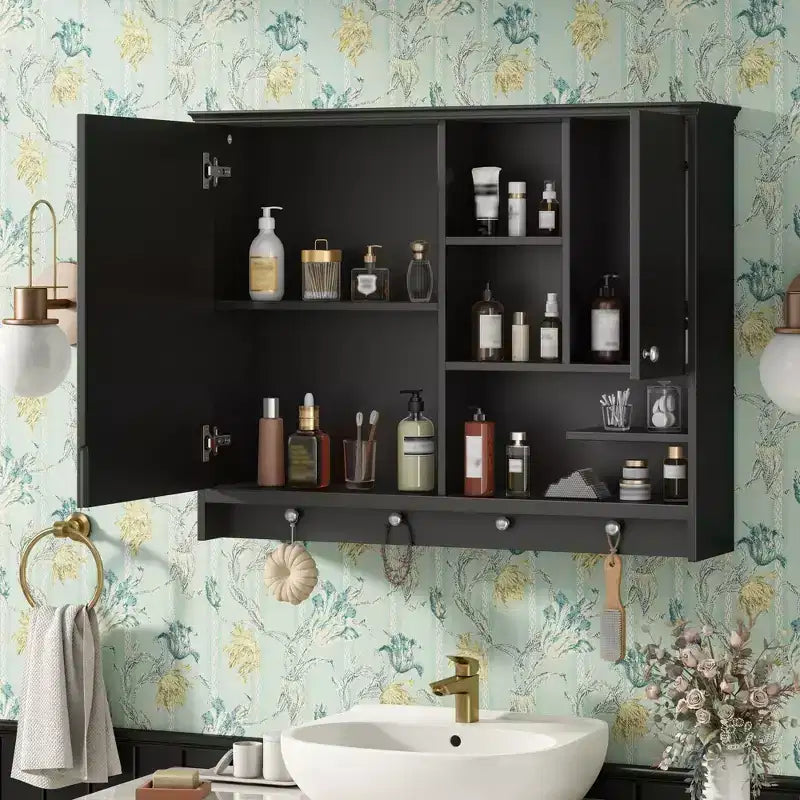 Mobiletto pensile da bagno Okak, Mobiletto dei medicinali con specchio e ripiani regolabili, 1 anta e ganci portasciugamani, Organizzatore per bagno