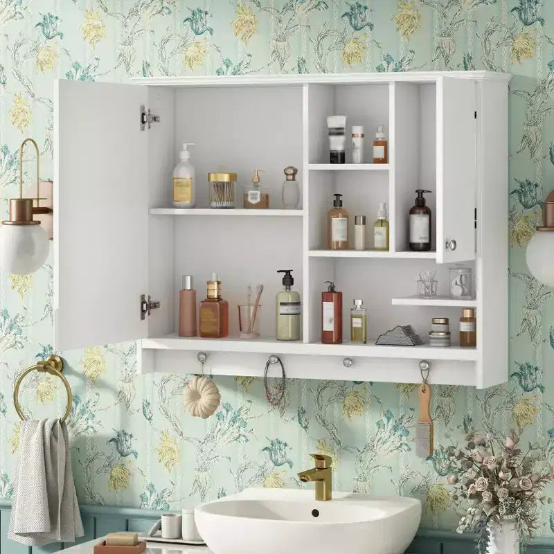 Mobiletto pensile da bagno Okak, Mobiletto dei medicinali con specchio e ripiani regolabili, 1 anta e ganci portasciugamani, Organizzatore per bagno