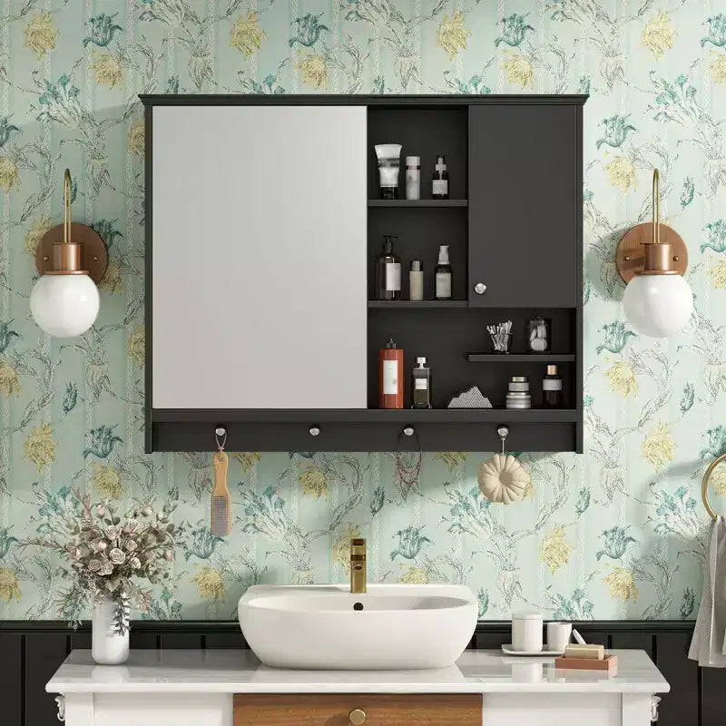 Mobiletto pensile da bagno Okak, Mobiletto dei medicinali con specchio e ripiani regolabili, 1 anta e ganci portasciugamani, Organizzatore per bagno