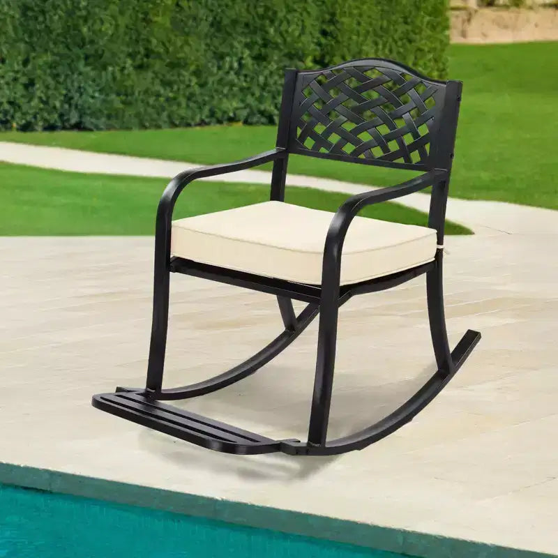Karl Home | Sedia a dondolo in ferro nero con schienale a rete e cuscino bianco sporco