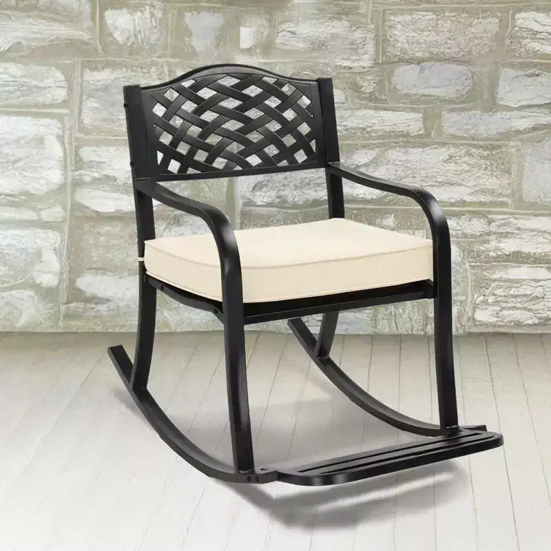 Karl Home | Sedia a dondolo in ferro nero con schienale a rete e cuscino bianco sporco