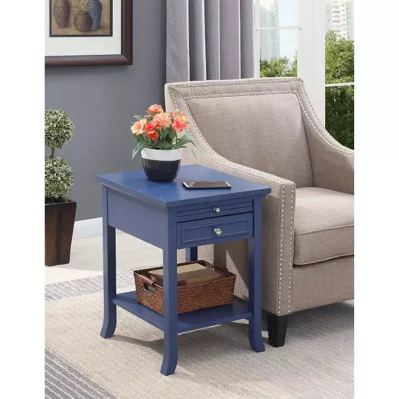 Tavolino d'appoggio triangolare HomeStock Belmont con ripiano, tavolino stretto con bordi smussati, gambe affusolate e design compatto salvaspazio