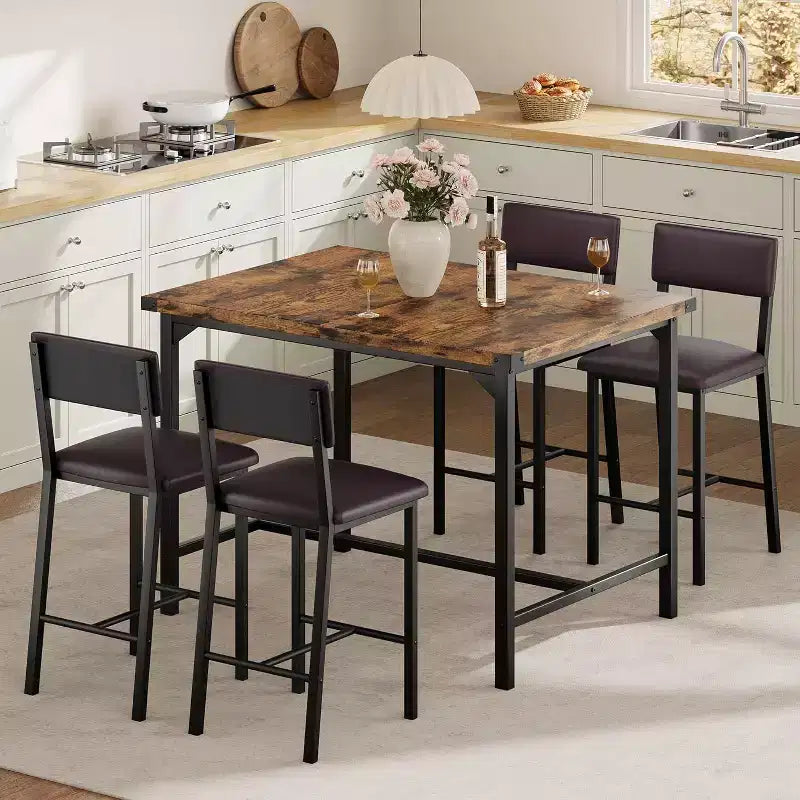 Acekool Set da Pranzo 5 Pezzi Altezza Bancone con Poggiapiedi e Protezioni Angolari, 4 Sgabelli Imbottiti con Schienale, Salvaspazio, Marrone Rustico